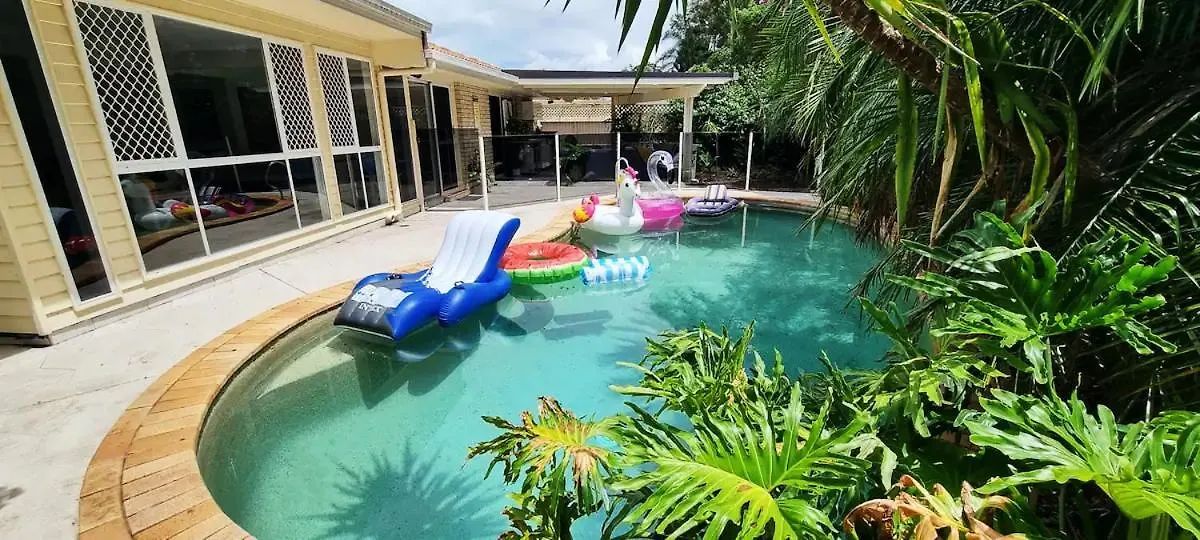 Gold Coast 6 Bedroom House With Pool
